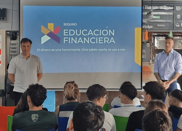 La educación financiera que los jóvenes necesitan antes de terminar la secundaria